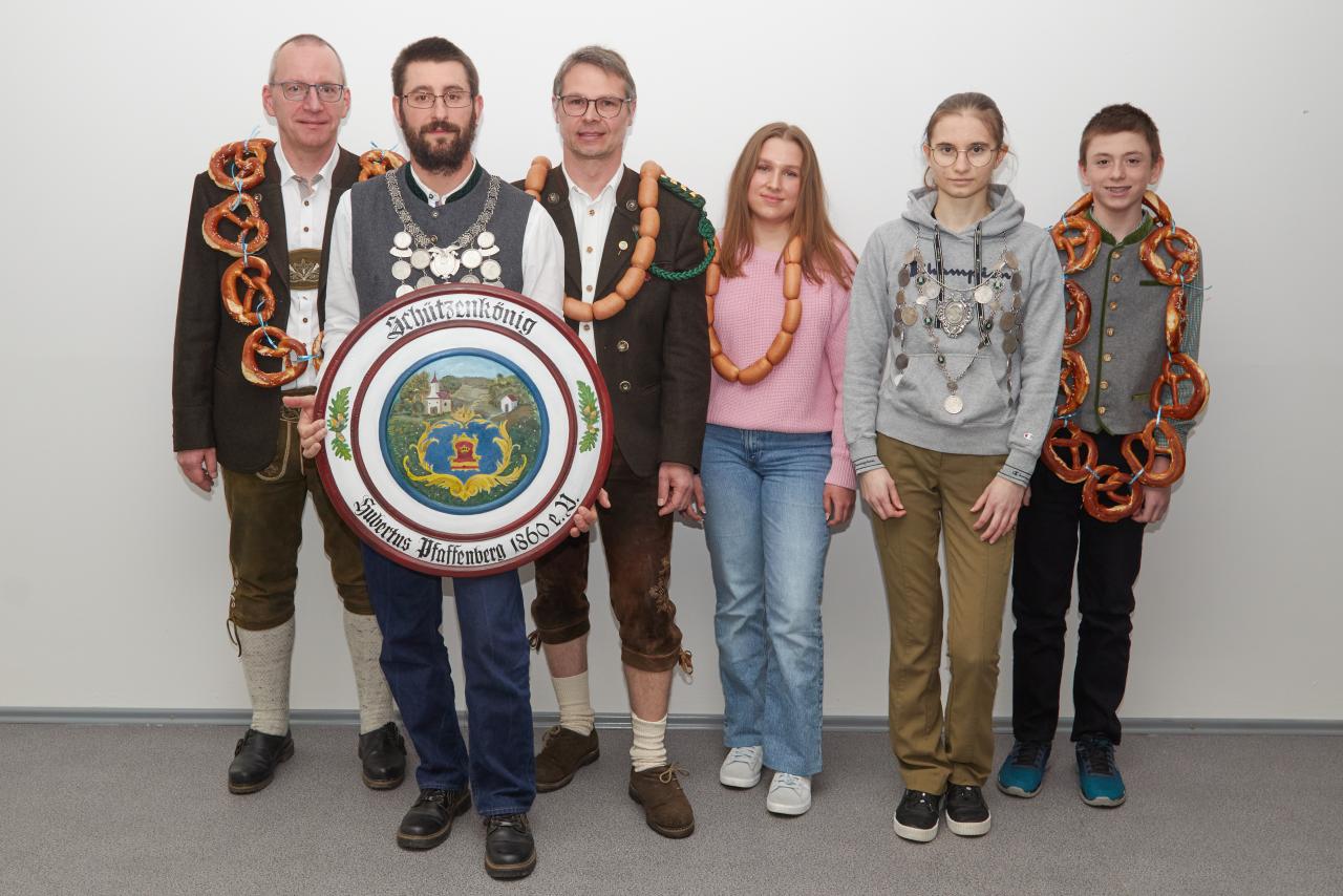 Die neuen K�nige der Hubertussch�tzen: (Von links) Klaus Ismair, Sch�tzenk�nig Anton Paintner, Thomas Salzberger, Laura Ismair, Jugendk�nigin Lorain Kn�dlseder und Leon Paintner.